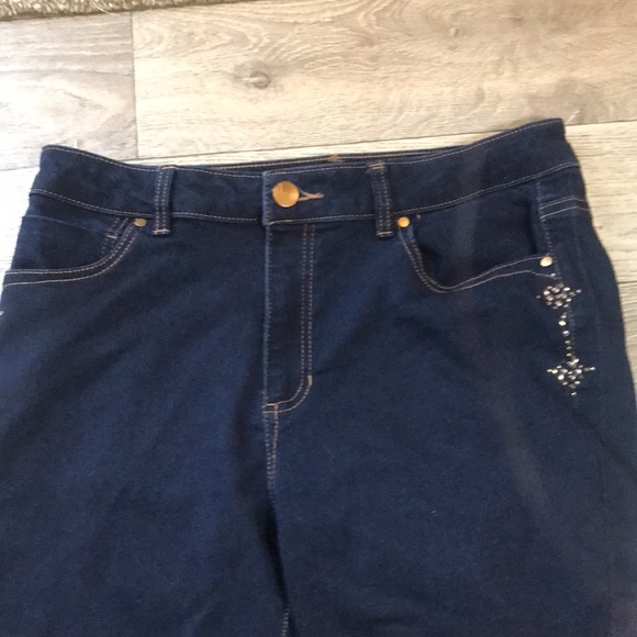 Woman’s Jeans - Picture 2 of 11